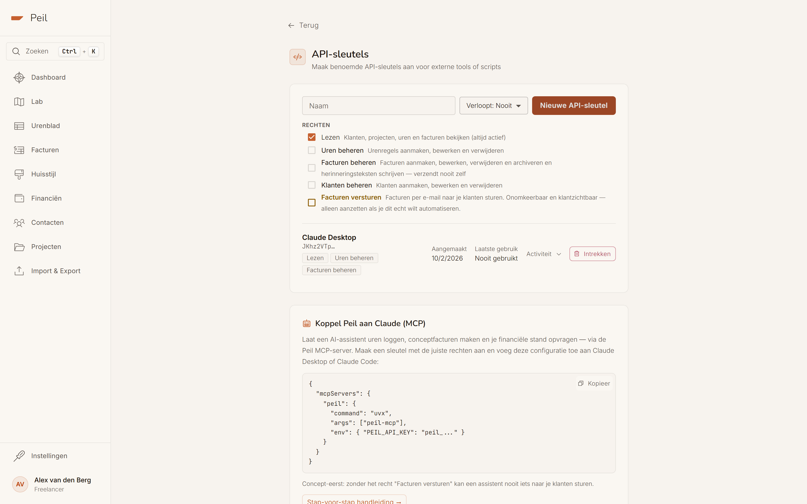 Instellingen → Ontwikkelaar: het formulier voor een nieuwe API-sleutel met de rechten Lezen, Uren beheren, Facturen beheren, Klanten beheren en het oranje Facturen versturen, en daaronder een sleutel "Claude Desktop" met alleen de eerste drie rechten.