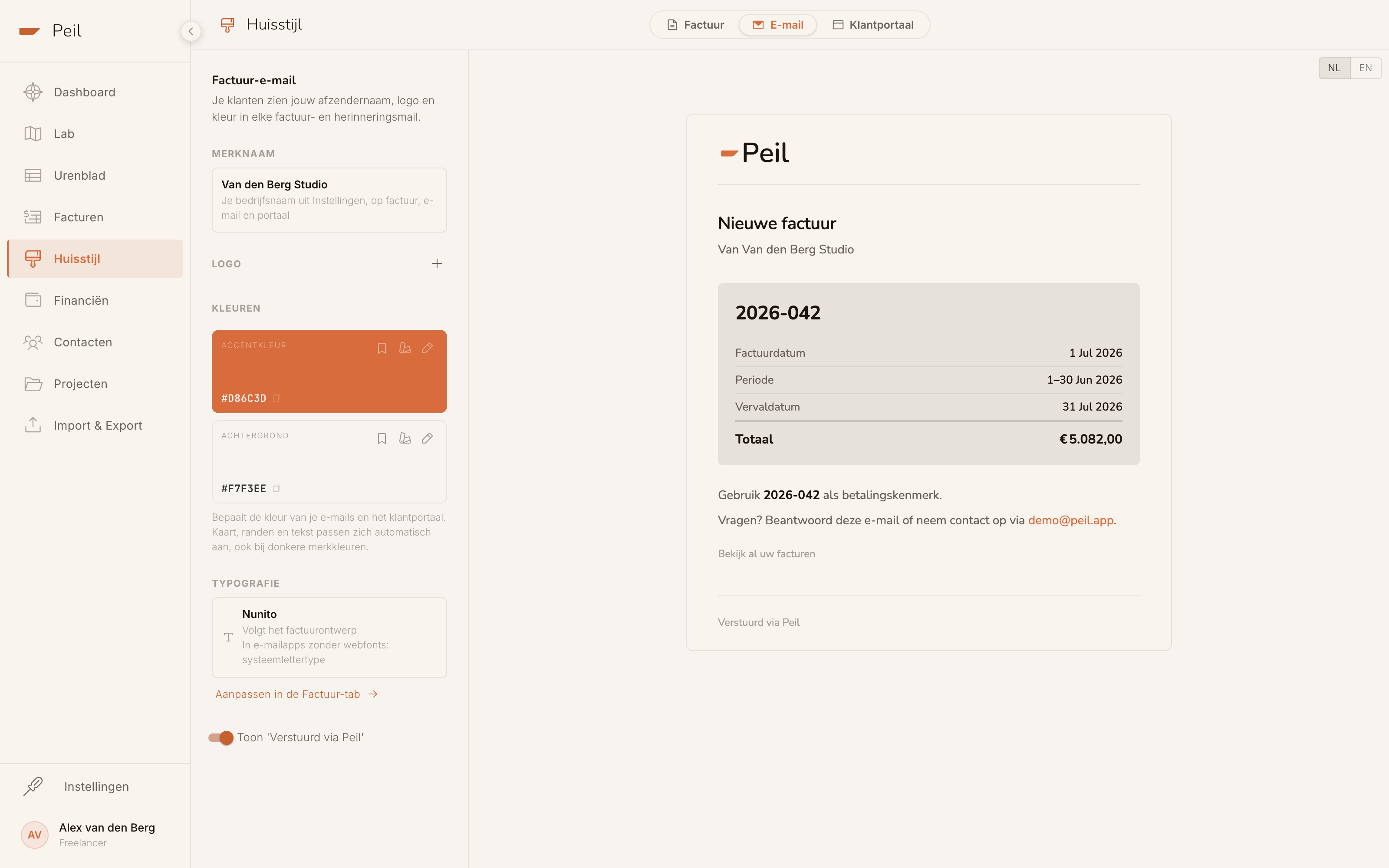 De E-mail-tab: links de branding-knoppen, rechts een voorbeeld van de factuur-e-mail in de eigen huisstijl.