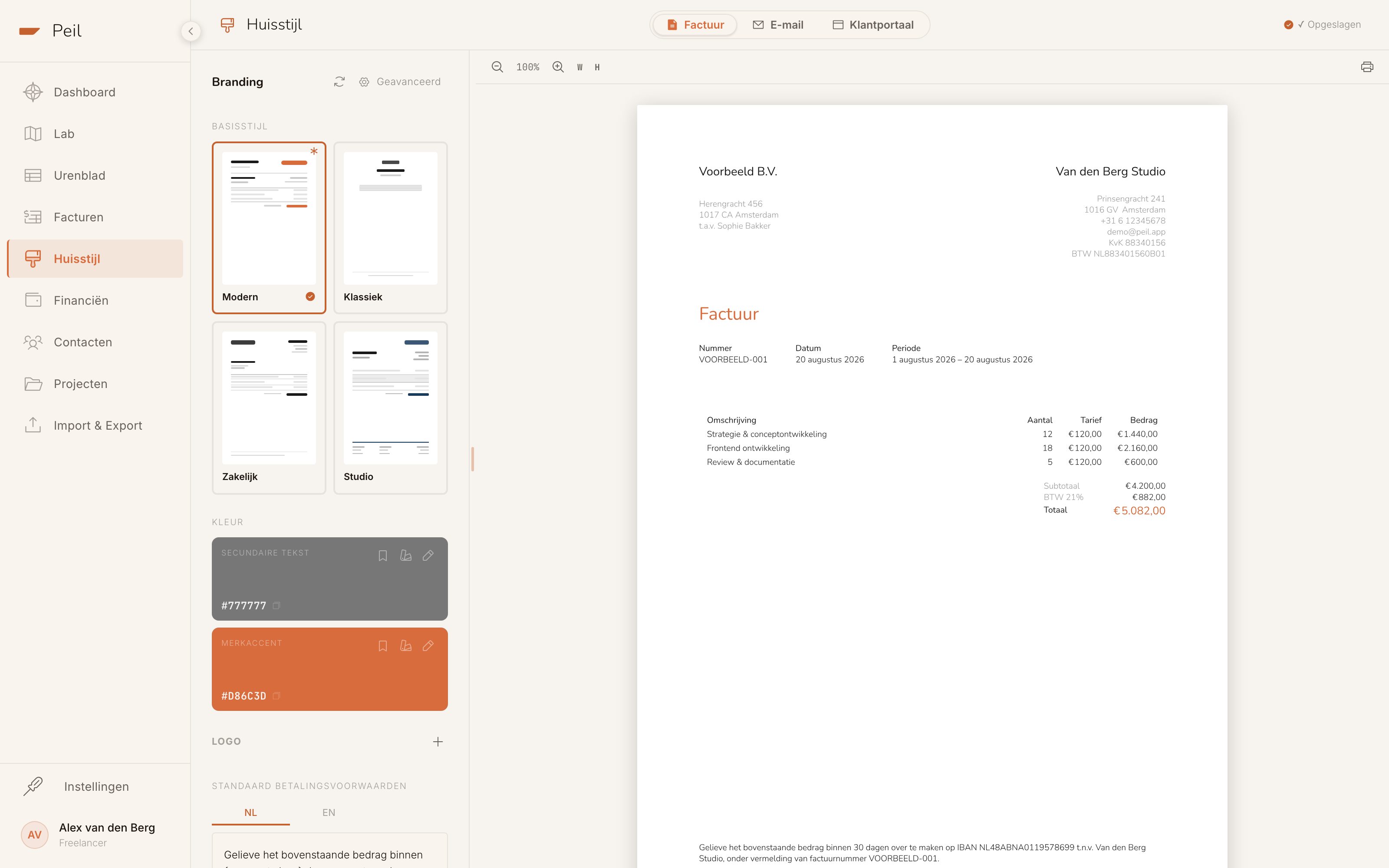 De ontwerp-editor met links de basisstijl, kleur en logo, en rechts een live factuurvoorbeeld.