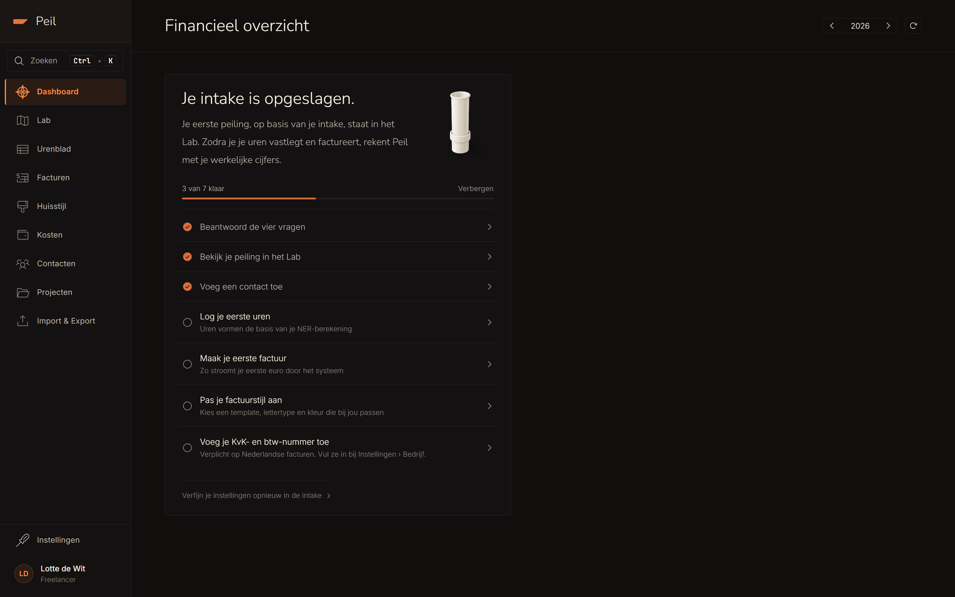 De kaart op het dashboard: 3 van 7 stappen klaar. Afgevinkt zijn de vier vragen, de peiling in het Lab en een contact; nog open zijn uren, een factuur, je factuurstijl en je KvK- en btw-nummer.