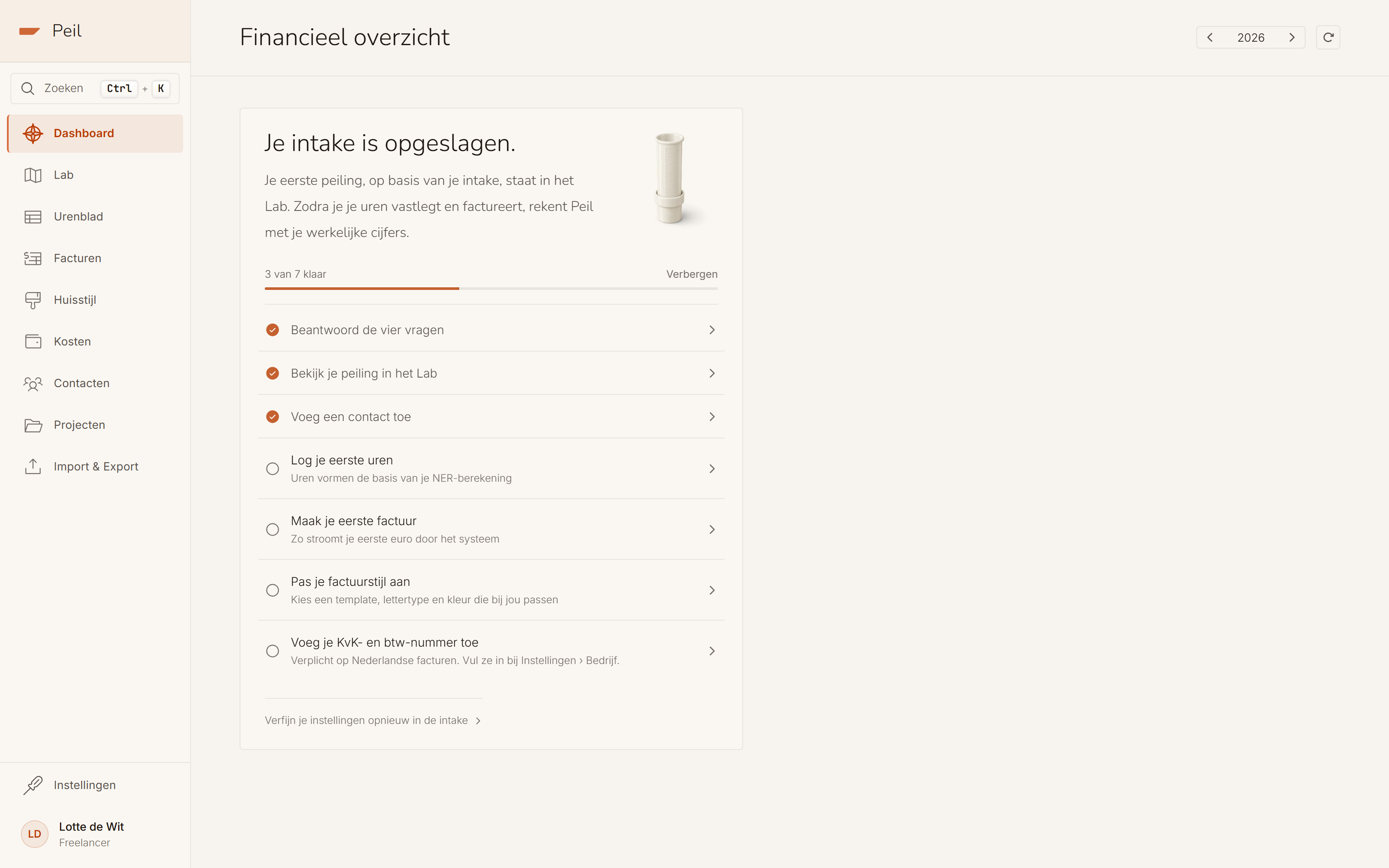 De kaart op het dashboard: 3 van 7 stappen klaar. Afgevinkt zijn de vier vragen, de peiling in het Lab en een contact; nog open zijn uren, een factuur, je factuurstijl en je KvK- en btw-nummer.