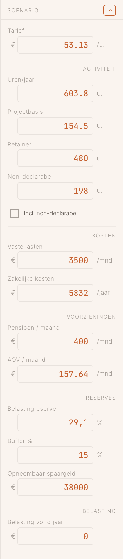 De scenariobalk: tarief, uren per jaar, projectbasis- en retaineruren, non-declarabele uren, vaste lasten, pensioen, AOV, belastingreserve en buffer.