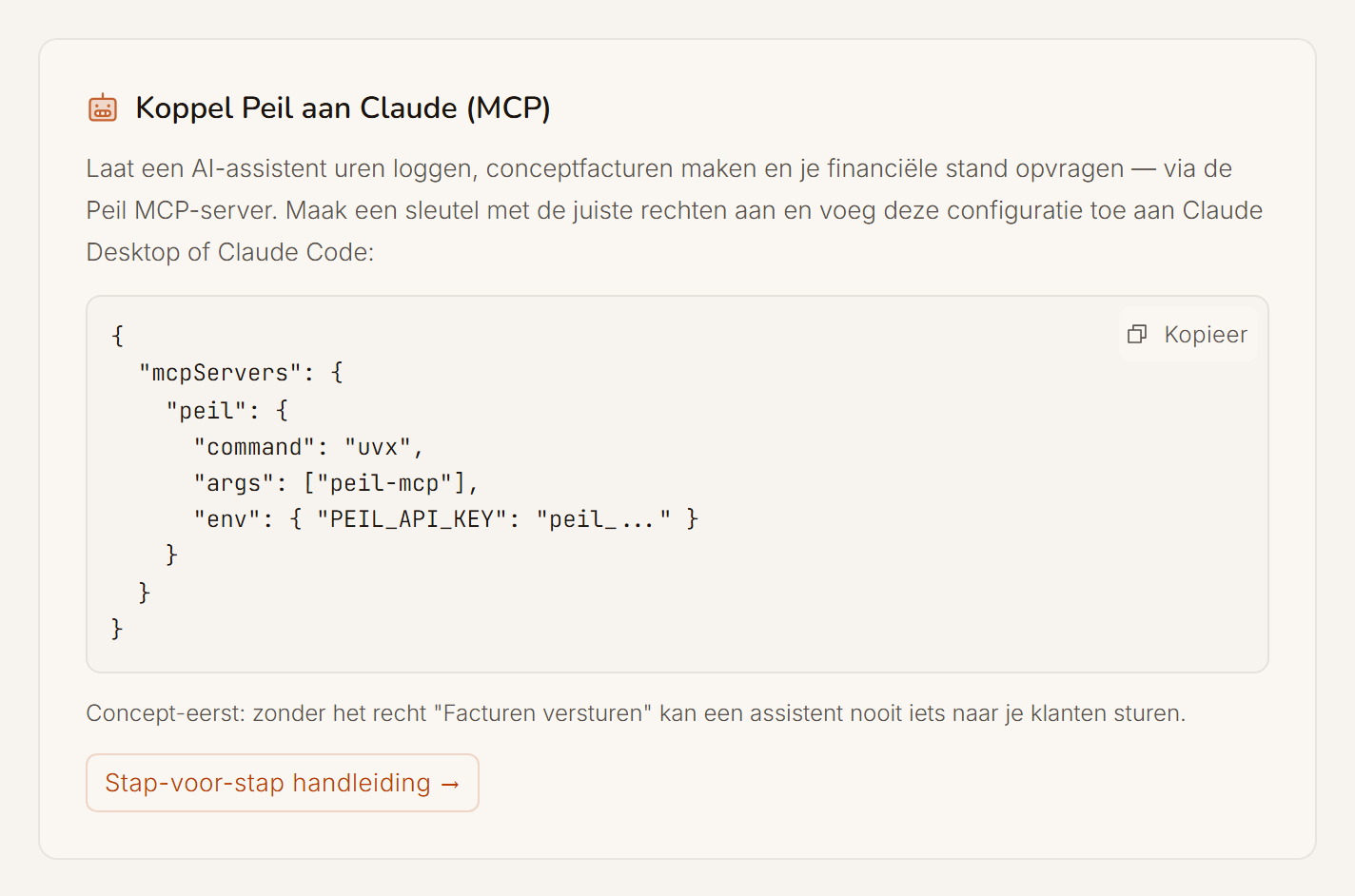De kaart "Koppel Peil aan Claude (MCP)" in Instellingen: een configuratieblok met command uvx, args peil-mcp en een PEIL_API_KEY, met de notitie dat een assistent zonder het recht Facturen versturen nooit iets naar klanten stuurt.