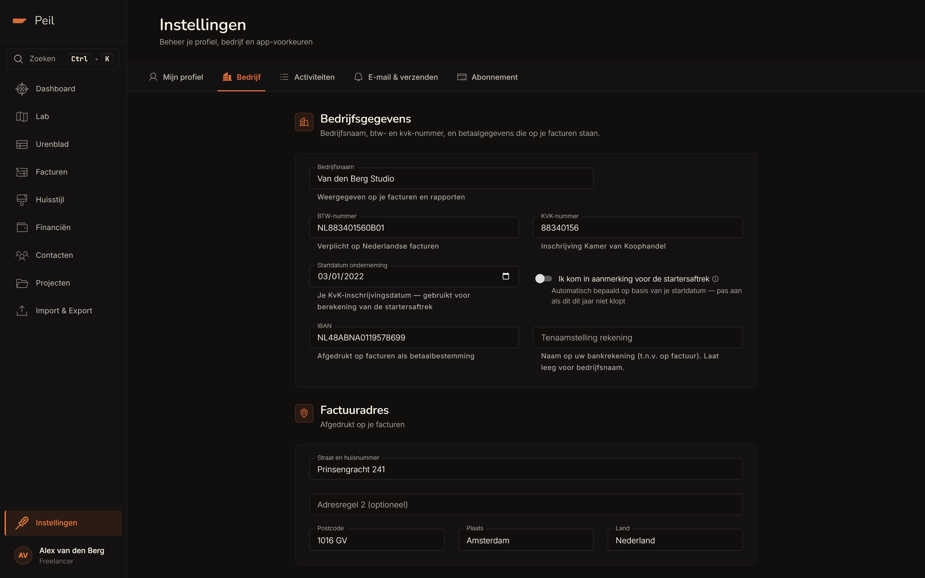 Instellingen → Bedrijf: startdatum onderneming en de schakelaar 'Ik kom in aanmerking voor de startersaftrek'.