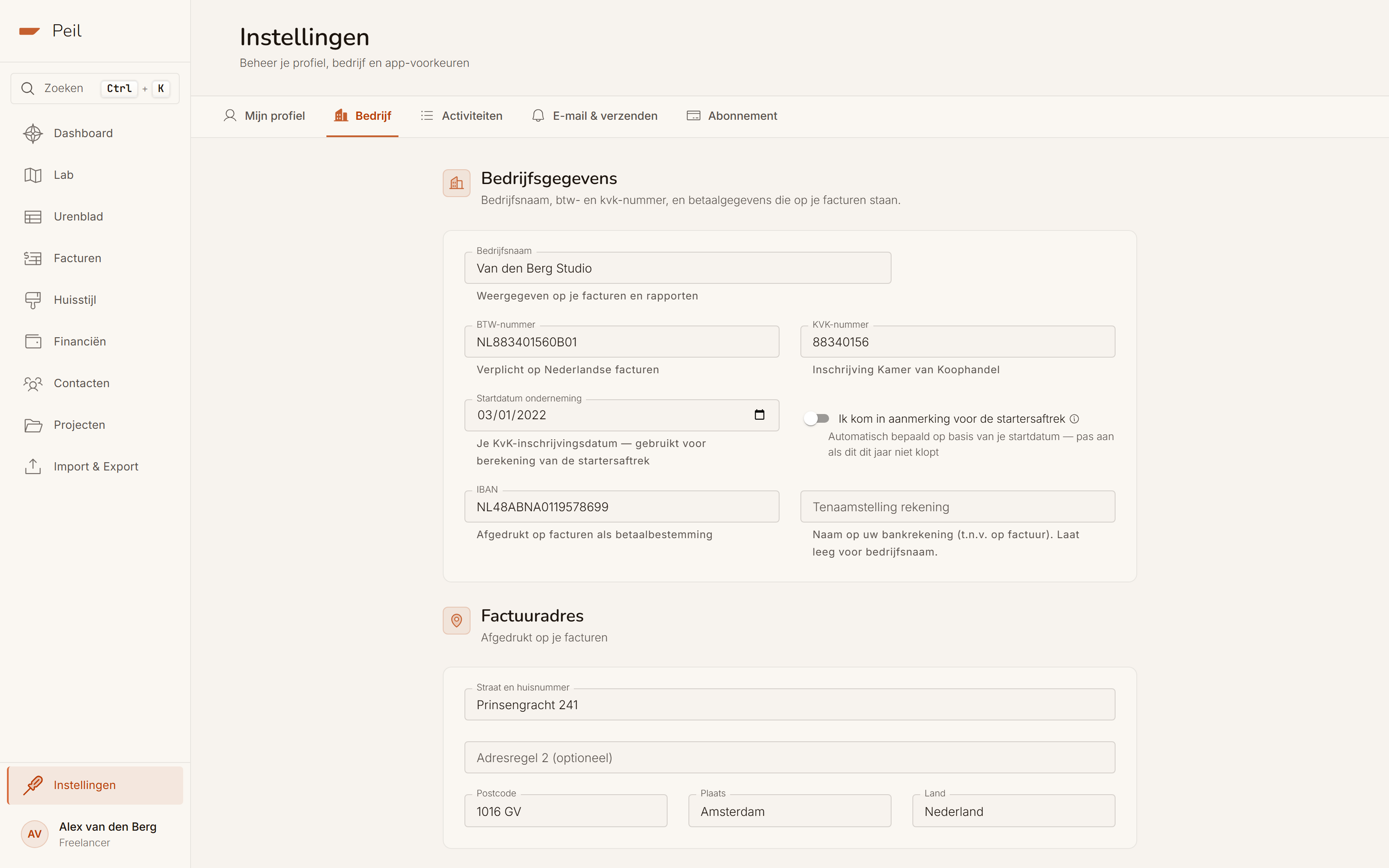 Instellingen → Bedrijf: startdatum onderneming en de schakelaar 'Ik kom in aanmerking voor de startersaftrek'.