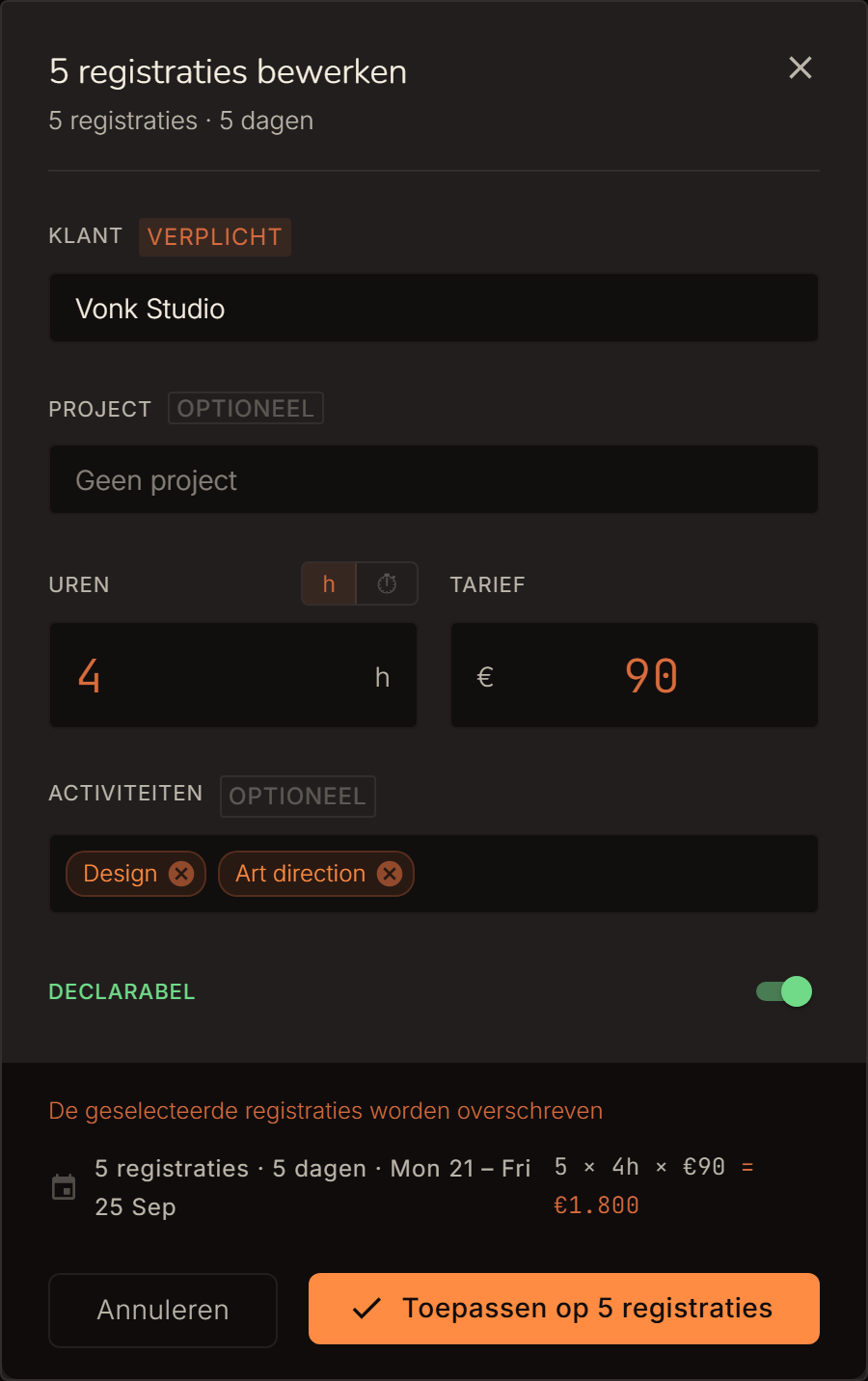 Bulkbewerken-dialoog voor 5 registraties: klant, project, uren, tarief en declarabel-toggle, met een live berekening 5 x 4h x €90 = €1.800.